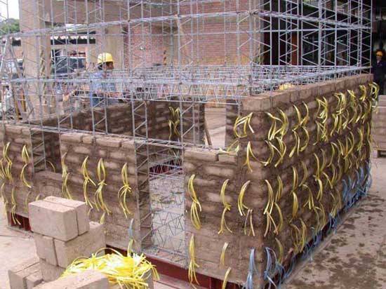 Construcción del prototipo SAI relleno de adobe. Fuente: UPM. 