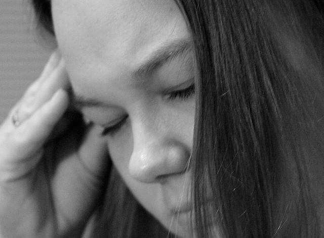 mujer con migraña