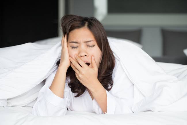 ¿Por qué te despiertas cansado cuando duermes en un lugar nuevo?