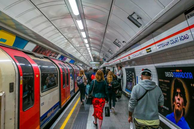 Encuentran bacterias resistentes a antibióticos en el metro de Londres