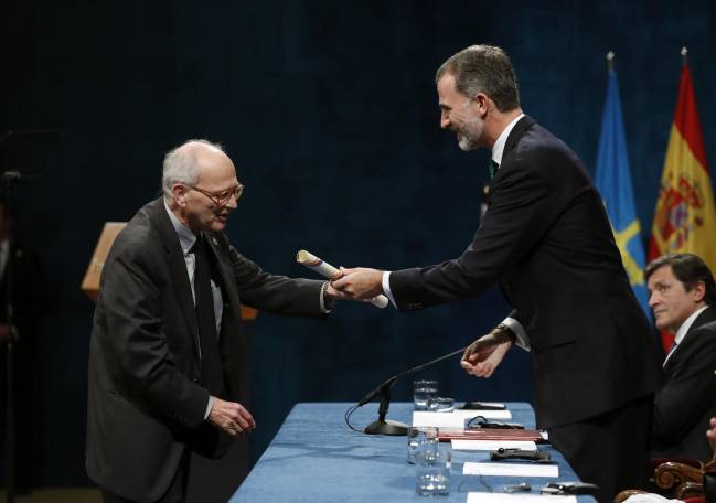 Imagen de la entrega por el rey Felipe del premio Princesa de Asturias de Investigación Científica y Técnica 2017 a Rainer Weiss EFE/Chema Moya
