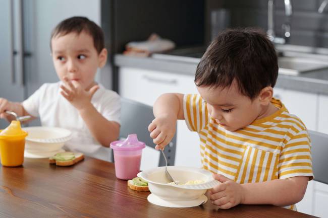 Niños comiendo