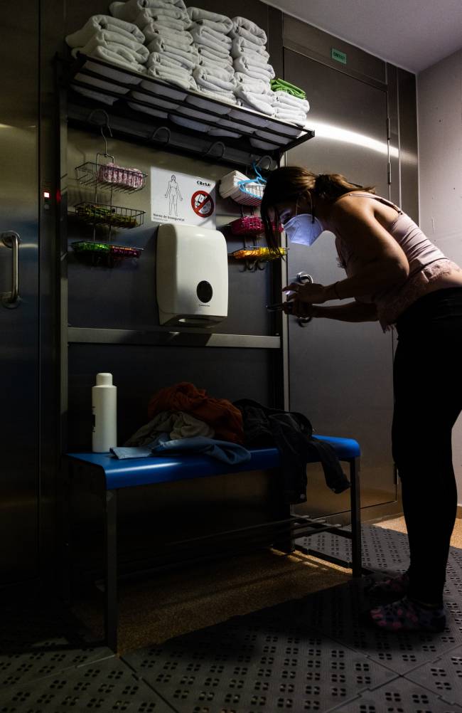 La doctora Júlia Vergara, preparándose para acceder a la zona de bioseguridad. / G. Castellví / SINC