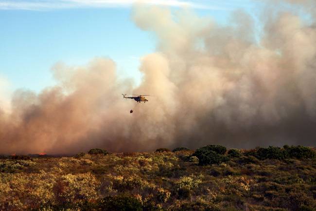 Fotografía de un helicóptero de extinción de incendios forestales