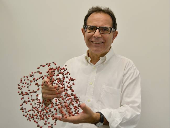 Avelino Corma sostiene una maqueta de un catalizador