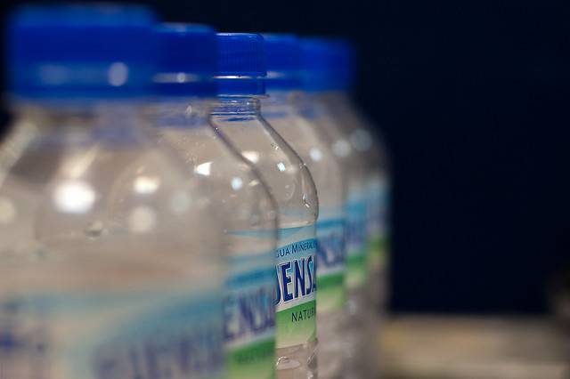 Beber agua embotellada no reduce la exposición a los contaminantes 