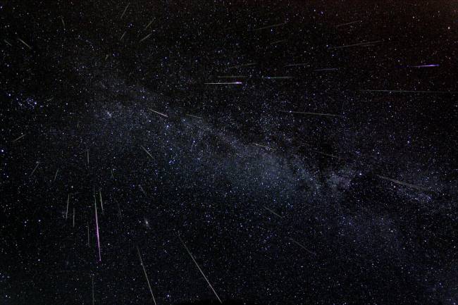 Buen año para observar las perseidas en la Tierra y en la Luna