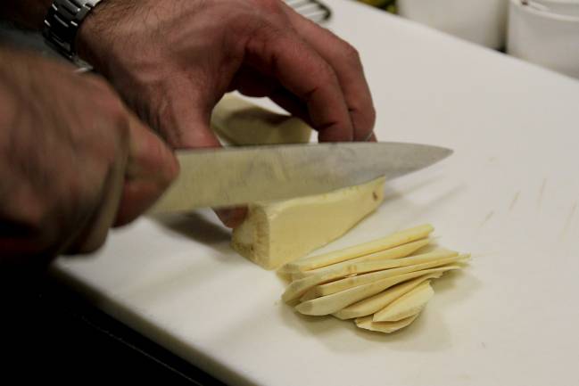 Aprovechemos la comida! Una guía para la reducción del derroche alimentario en el sector de la hostelería, la restauración y el catering".  