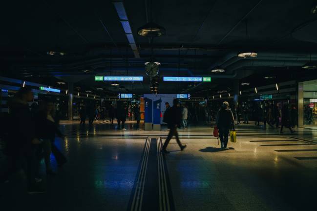 gente en el metro a oscuras