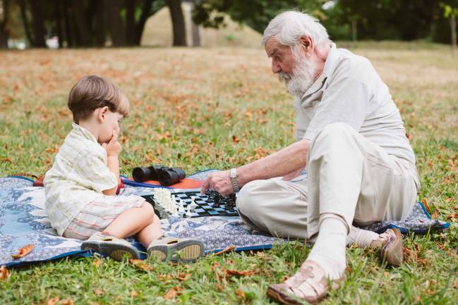 abuelo con su nieto