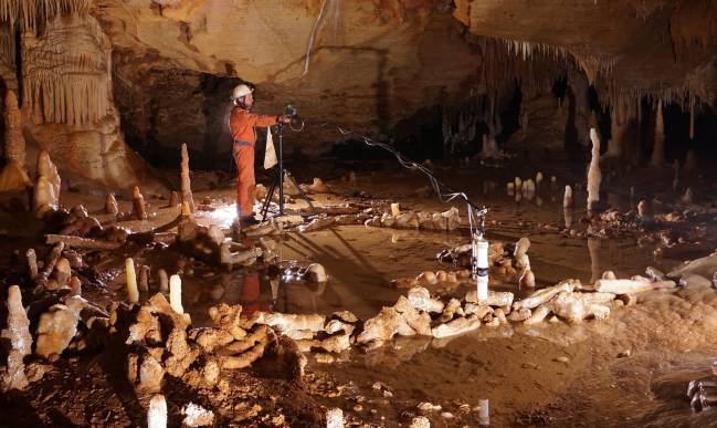 Descubren estructuras neandertales en una cueva subterránea de Francia