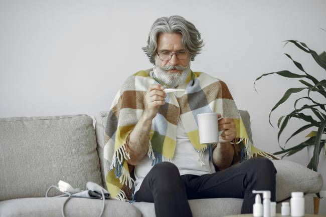 hombre mayor con gripe