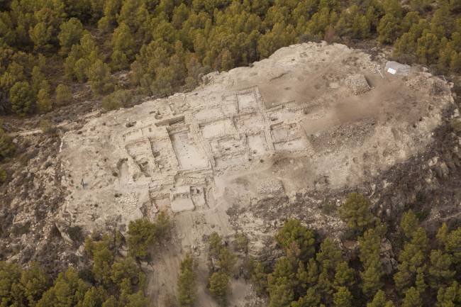 Descubren un palacio y un rico ajuar funerario de la Edad del Bronce en un yacimiento de Murcia