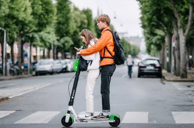 Diseñan asfaltos inteligentes para aumentar la seguridad de los patinetes eléctricos 