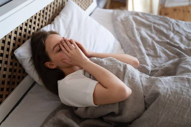 mujer en la cama