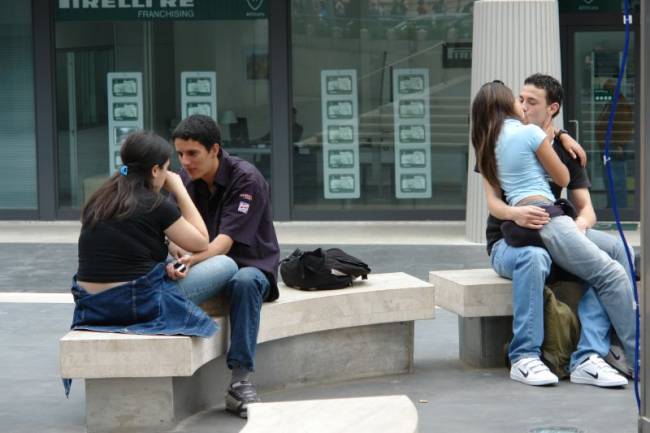 Jóvenes se besan en la calla