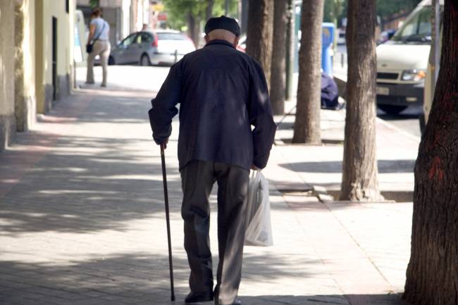 anciano con un bastón