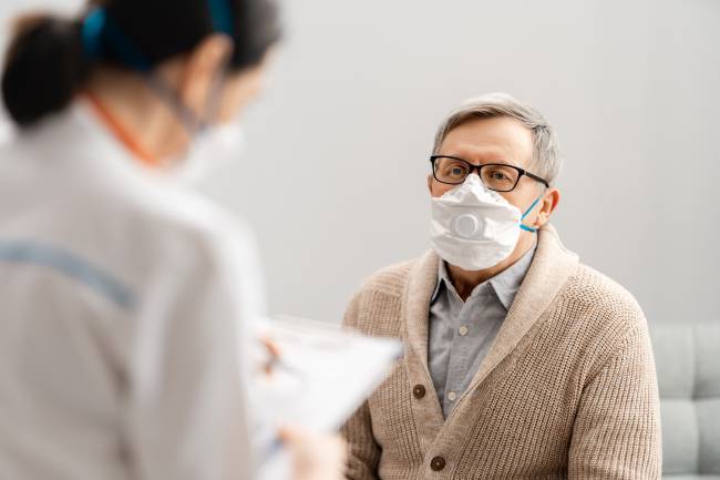 El 76 % de los sanitarios contagiados por COVID-19 en España son mujeres 