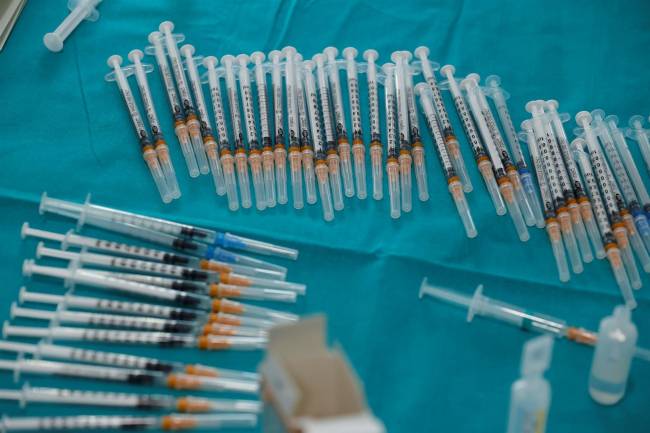 El ensayo clínico del prototipo de vacuna de Esteban y Biofabri se paraliza temporalmente
