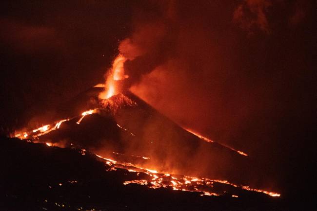 El volcán no remite en intensidad cinco semanas después