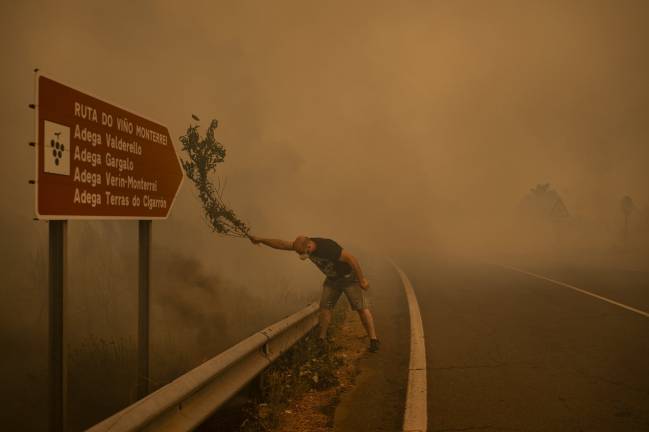 Fotografía de Brais Lorenzo galardonada de incendios en Ourense 2025