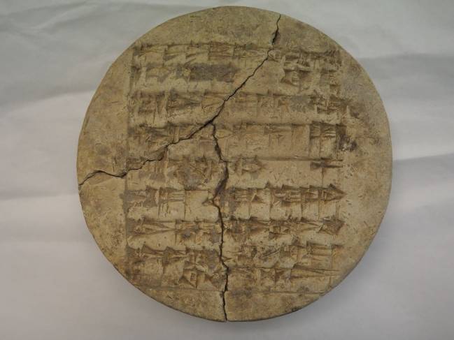 Encuentran en un manuscrito del Museo Sefardí de Toledo una nueva inscripción cuneiforme en lengua sumeria 