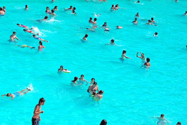 ¿Es malo mearse en la piscina?