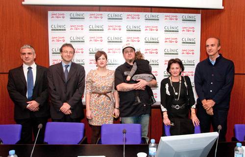 Los doctores, padres y la pequeña paciente, en la rueda de prensa 