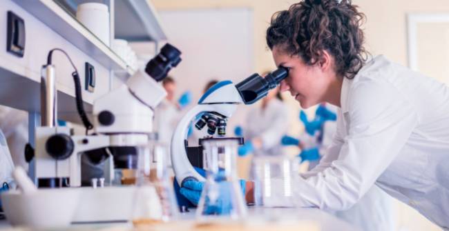 científica en un laboratorio