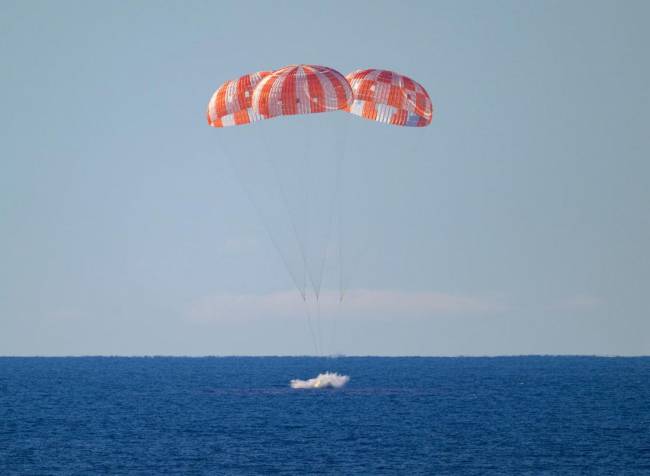 La nave espacial Orión ha aterrizado en el océano Pacífico