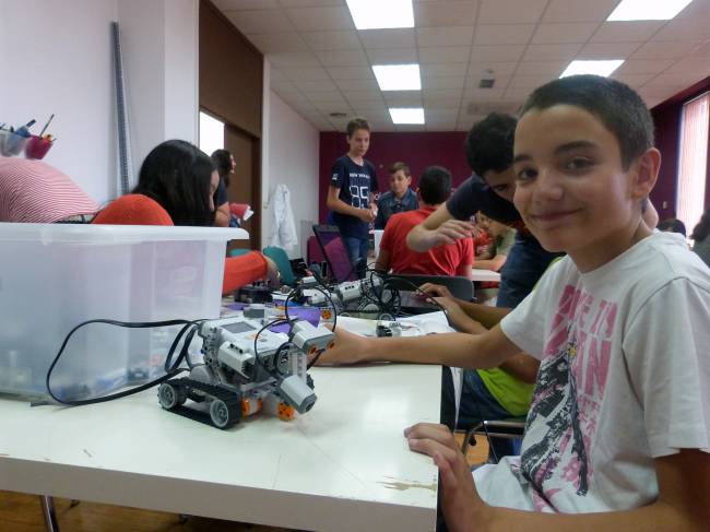 Figuras flotantes en 3D, pirámides de espaguetis y robots en el campamento tecnológico gallego de verano