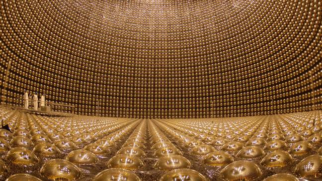 Gadolinio para descubrir neutrinos reliquia de explosiones estelares 