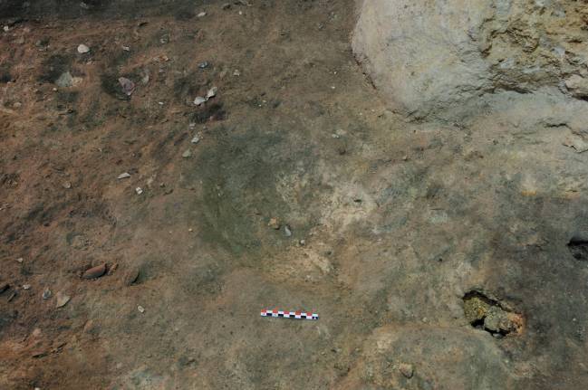 Hallado un recipiente excavado en un suelo de habitación neandertal 