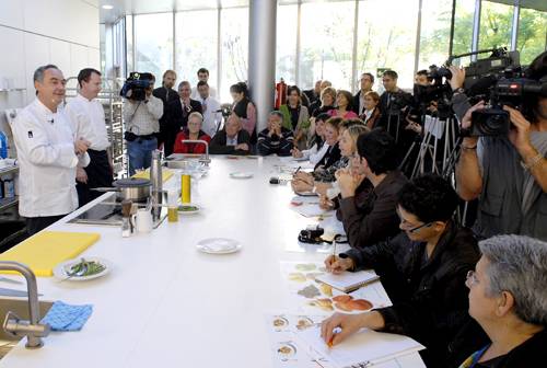 Los cocineros Ferran Adrià, Joan Roca y Nando Jubany, durante la presentación del taller