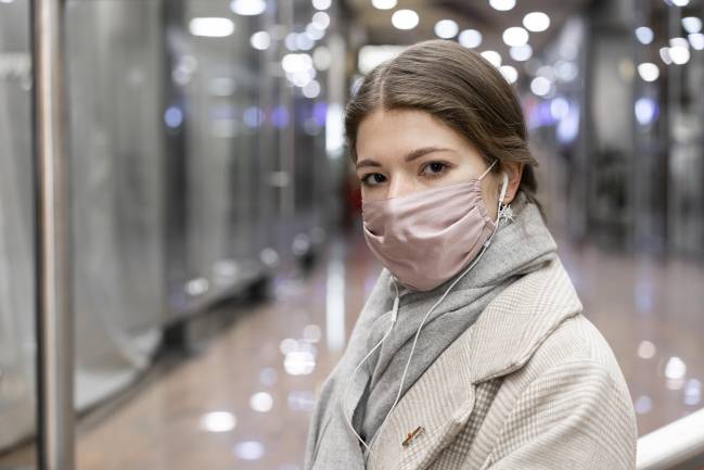 mujer con mascarilla