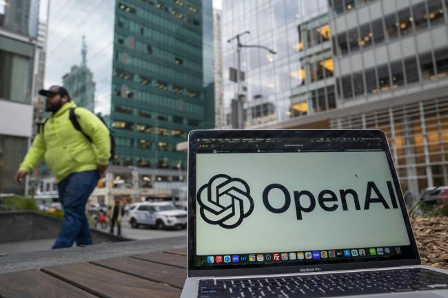 La IA de OpenAI extrajo datos de agencias gubernamentales y empresas y borró su rastro