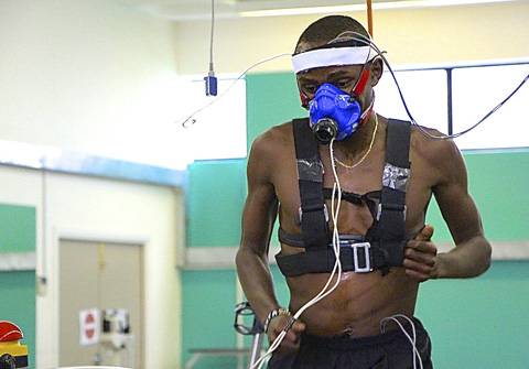 Atleta de élite keniano durante la prueba.