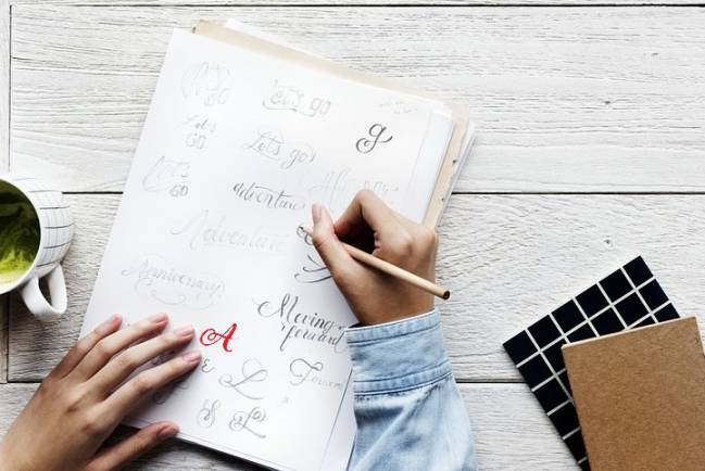 persona escribiendo en un cuaderno