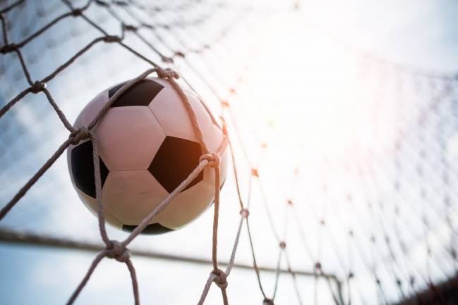 balón de fútbol en portería