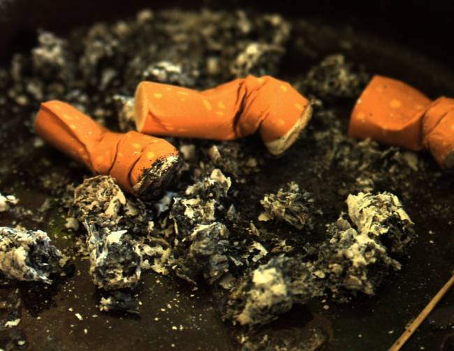 La mayoría de padres y madres que fuman lo hacen en la casa donde viven sus niños