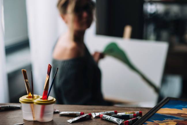mujer pintando