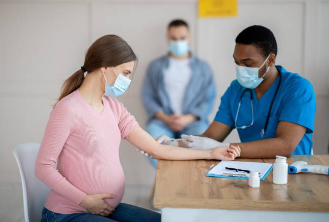 La segunda dosis de la vacuna anticovid en embarazadas, clave para su inmunidad 