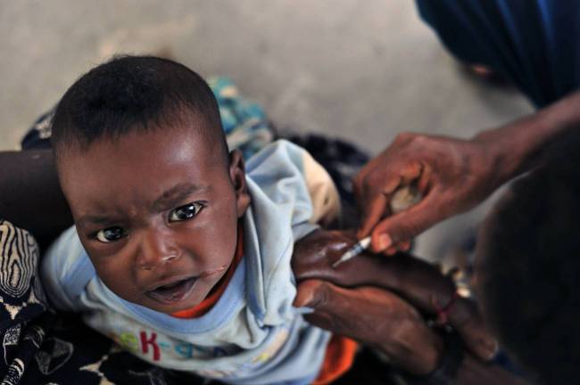 La vacuna de refuerzo contra la malaria de Oxford muestra una alta eficacia en ensayos con niños