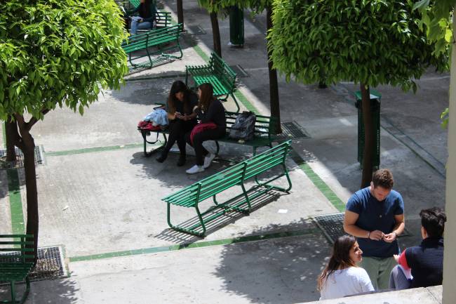 Las jóvenes rechazan más el cibercortejo que los chicos