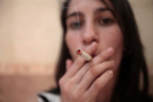 Las mujeres con nivel educativo alto dejan de fumar si el precio aumenta