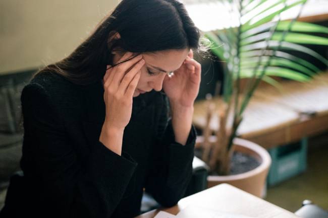Las mujeres presentan más síntomas postcovid a largo plazo que los hombres 