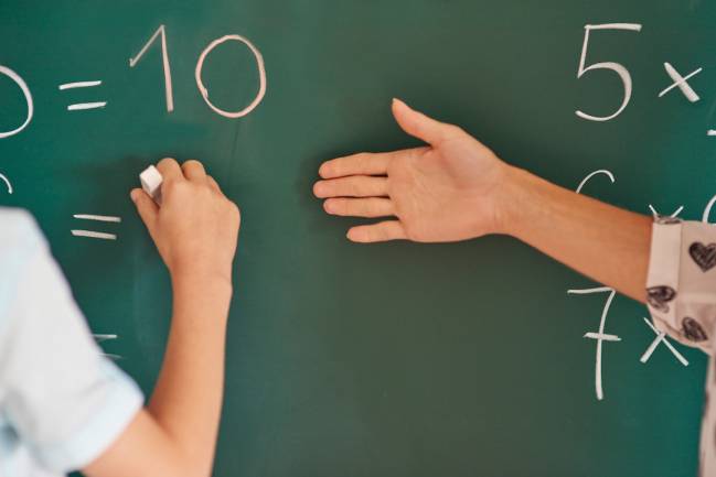 pizarra con números en un aula