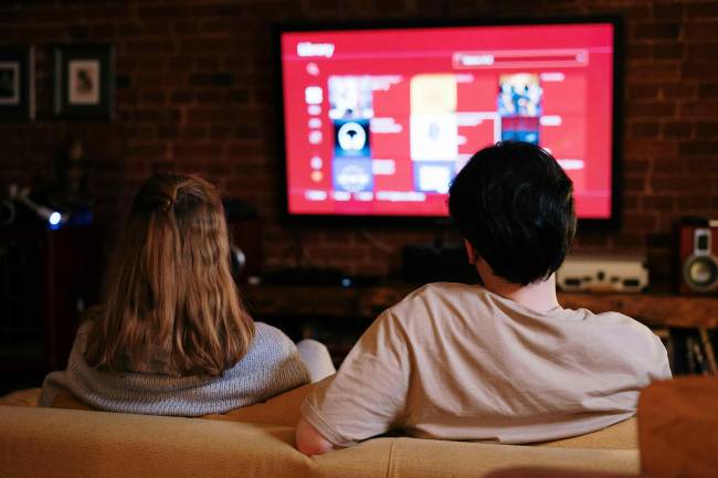 dos personas viendo la televisión