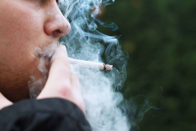 Las personas con sobrepeso y obesidad tienen mayor riesgo de fumar