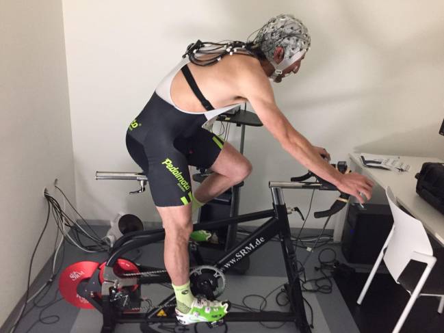 Participante en un estudio sobre la influencia de la estimulación cerebral en el rendimiento deportivo.